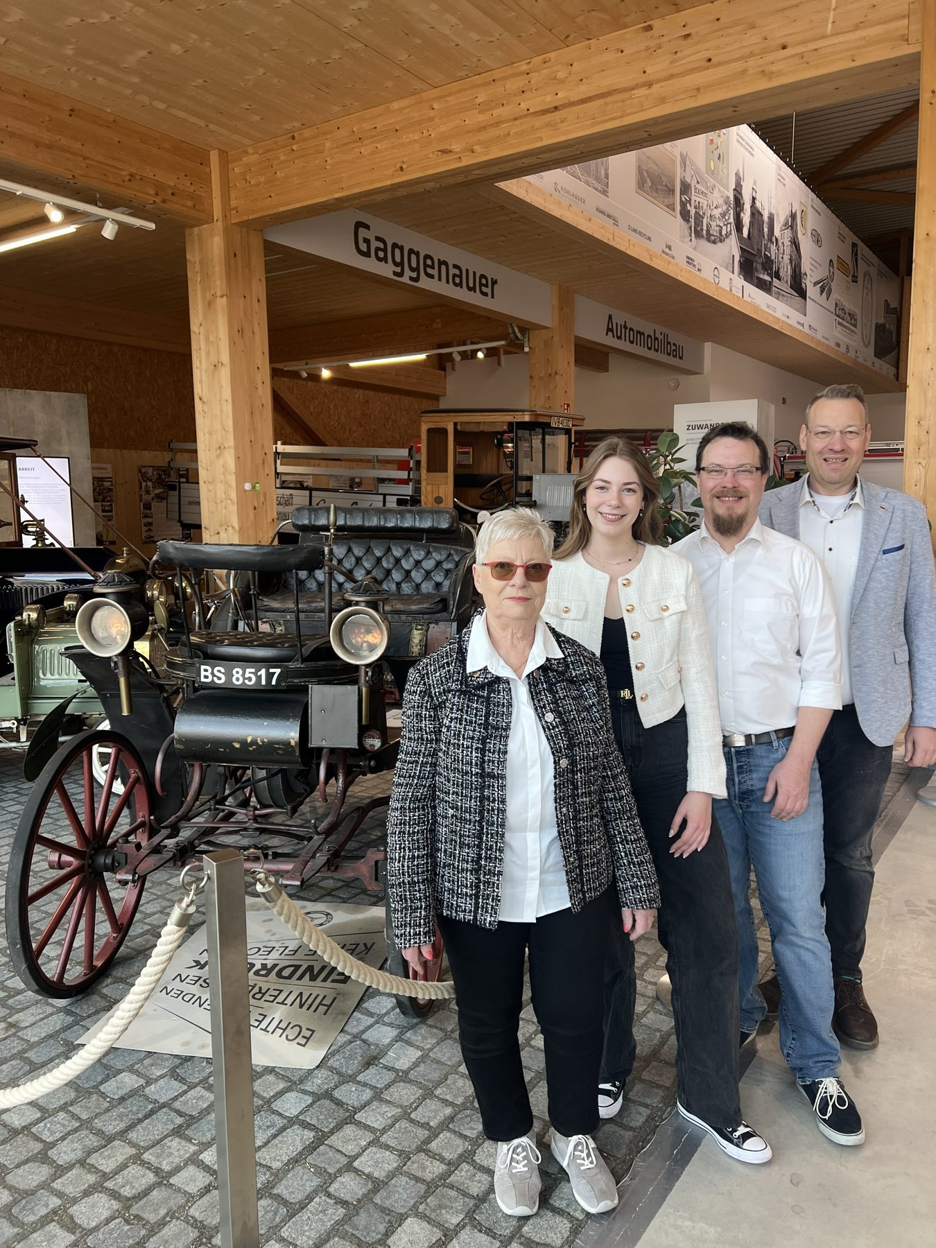 Edeltraud, Romy, Sebastian und Dirk Holl neben einem Orient-Express mit dem Kennzeichen BS 8517 im Unimog-Museum Gaggenau